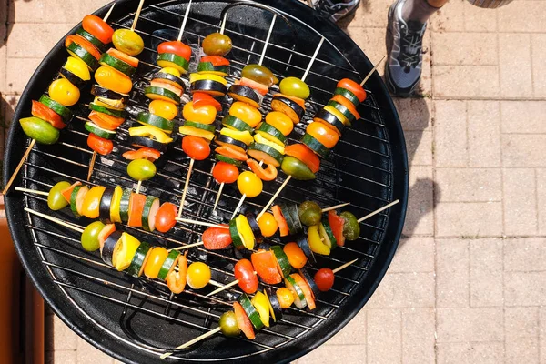 Una Vista Superior Macho Asando Verduras Frescas Sabrosas Pinchos Parrilla —  Fotos de Stock