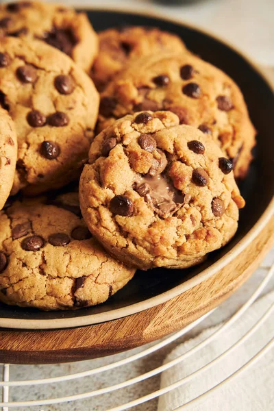 Plato Con Galletas Deliciosamente Horneadas Con Chispas Chocolate Una Rejilla — Foto de Stock