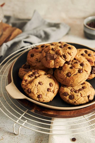 Prato Com Biscoitos Deliciosamente Cozidos Com Lascas Chocolate Uma Grade — Fotografia de Stock