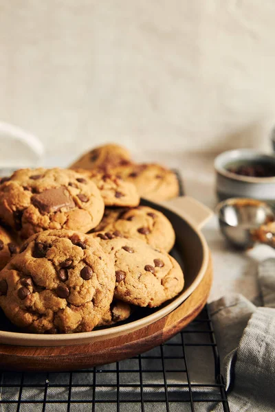 Prato Com Biscoitos Deliciosamente Cozidos Com Lascas Chocolate Uma Grade — Fotografia de Stock