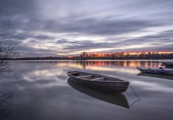 Ein Boot Einem Ruhigen See Bei Sonnenuntergang — Stockfoto