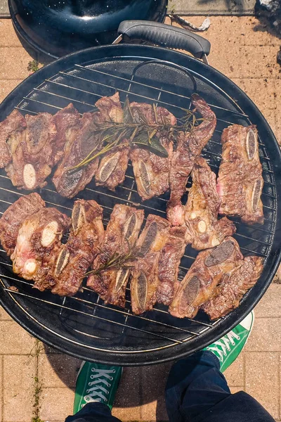 Une Vue Dessus Des Steaks Romarin Sur Barbecue Charbon Prêt — Photo