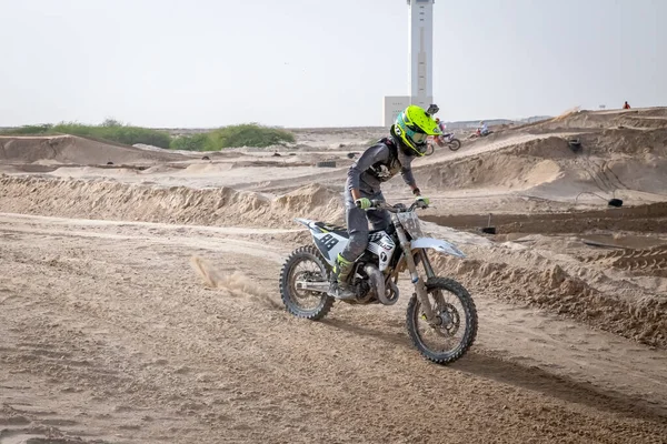 Duba United Arab Emirates 2021年3月20日 一日のジャンプ中に砂のトラックにオートバイに乗る — ストック写真