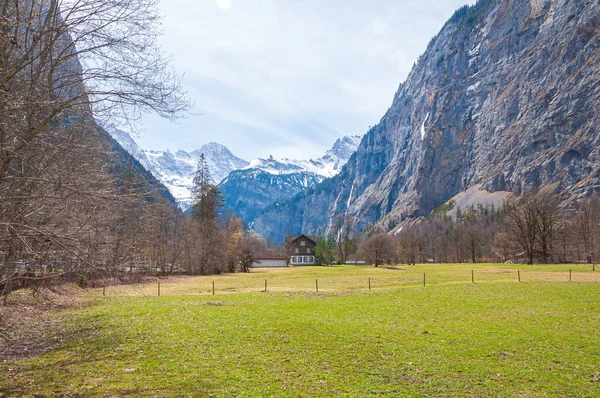 Uma Casa Paisagens Pitorescas Lauterbrunnen Alpes Suíços Suíça — Fotografia de Stock