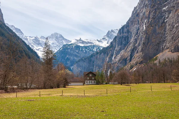 スイスのアルプス ラウターブルネンの家と絵のような風景 — ストック写真