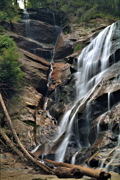 Krásný Výhled Kaskády Rychle Tekoucího Potoka Horských Skalách Malý Vodopád — Stock fotografie
