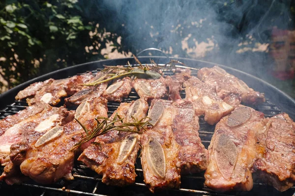 Zbliżenie Steków Rozmarynem Grillu Węglowym Gotowe Grillowania — Zdjęcie stockowe