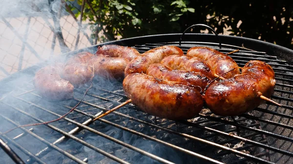 Primer Plano Las Deliciosas Salchichas Brochetas Que Asan Parrilla Carbón —  Fotos de Stock