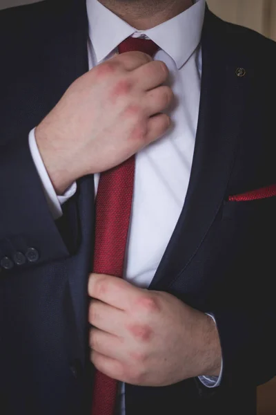 Вертикальний Знімок Чоловіка Елегантному Костюмі Червоною Краваткою — стокове фото
