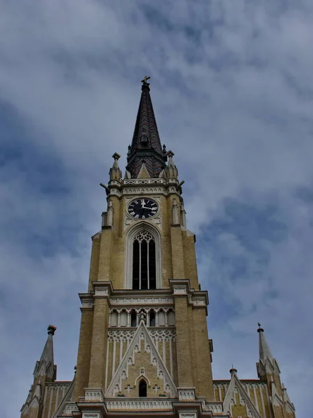 Bulutlu Gökyüzü Olan Bir Kilise Kulesi — Stok fotoğraf