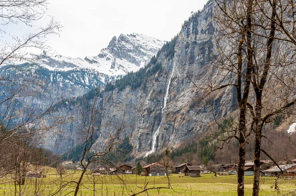 スイスのラウターブルネンにある田舎の家と絵のようなスイスアルプス — ストック写真