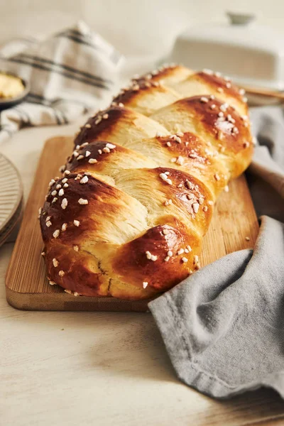 Dikey Çekimde Susamlı Tatlı Maya Ekmeği — Stok fotoğraf