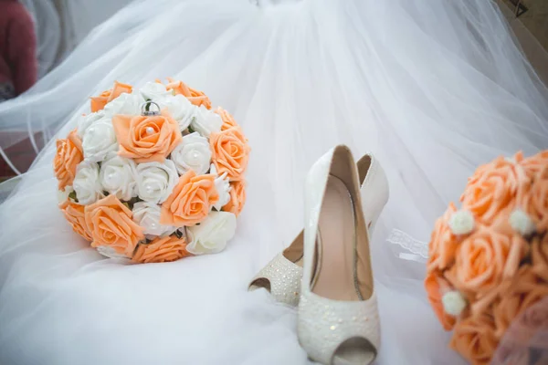 Primer Plano Vestido Novia Con Zapatos Ramos Flores — Foto de Stock