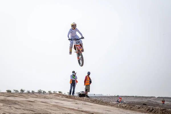 阿联酋 2021年3月20日 在一天的跳跃中 摩托车在沙地轨道上行驶 — 图库照片