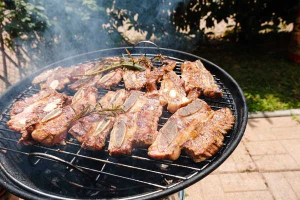 Primer Plano Los Filetes Con Romero Parrilla Carbón Listo Para —  Fotos de Stock