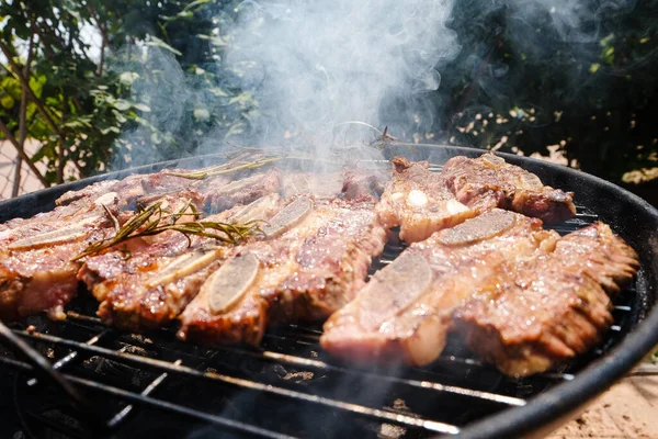 Gros Plan Des Steaks Avec Romarin Sur Gril Charbon Prêt — Photo