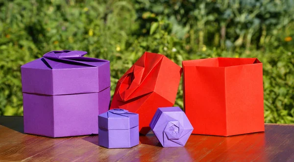 Ahşap Bir Masada Kırmızı Mor Origami Sanatları Kutularının Yakın Çekimi — Stok fotoğraf