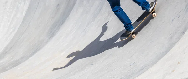 Patinador Descendo Uma Rampa Com Apenas Pernas Sombra Visíveis Sombra — Fotografia de Stock