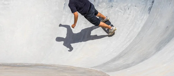 10代のスケーターがスケートパークのランプで危険なトリックをしています 勇敢なスケーターの影 — ストック写真