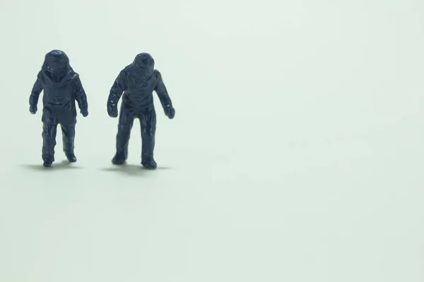 Een Minifiguren Van Twee Wandelende Mensen Bompakken Miniatuurmensen — Stockfoto