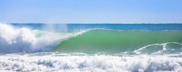 Hermoso Océano Ondulado Azul Verde Bajo Cielo Despejado Lugar Perfecto — Foto de Stock