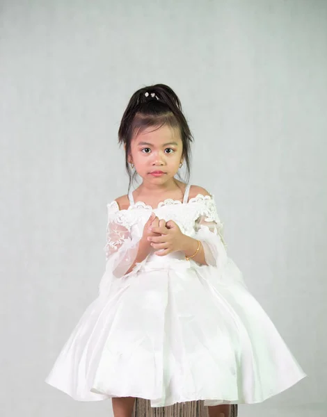 Tiro Vertical Uma Adorável Menina Sudeste Asiático Usando Vestido Branco — Fotografia de Stock