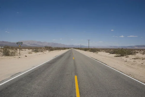 Longa Estrada Asfalto Linha Reta Através Paisagem Deserto Death Valley — Fotografia de Stock