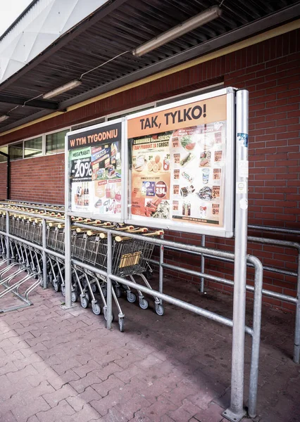 Poznan Polsko Října 2016 Přihlaste Nabídkami Před Supermarket Biedronka — Stock fotografie