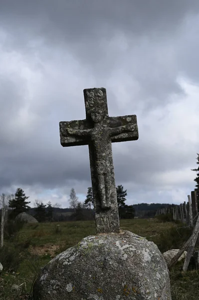 法国南部一个村庄的石十字架 — 图库照片