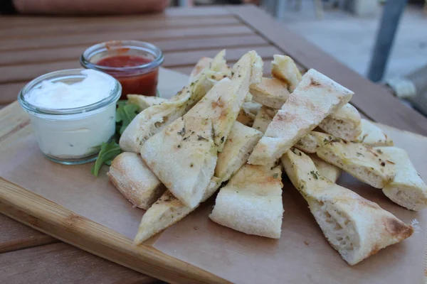 Die Scheiben Knoblauchbrot Mit Käse Und Tomatensauce — Stockfoto