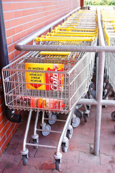 Poznan Polonia Junio 2014 Fila Carros Compras Frente Supermercado Biedronka —  Fotos de Stock