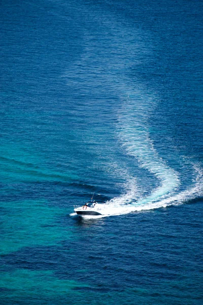 Una Barca Galleggia Rapidamente Sulla Superficie Dell Acqua Lascia Una — Foto Stock