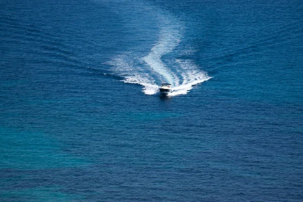 Ein Boot Das Schnell Auf Der Wasseroberfläche Treibt Und Eine — Stockfoto