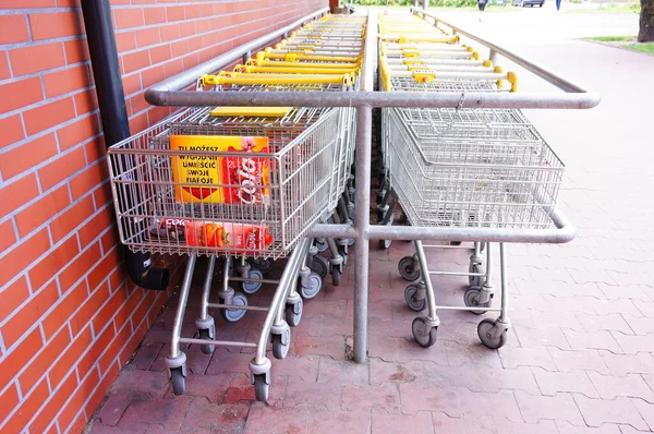 Poznan Polen Juni 2014 Reihe Von Einkaufswagen Vor Einem Supermarkt — Stockfoto