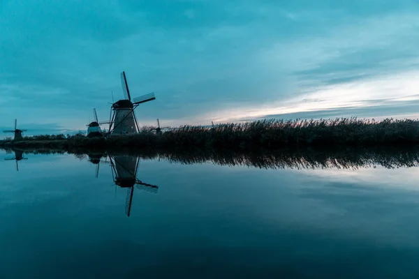 Una Hermosa Toma Molinos Viento Bajo Densas Nubes Vistas Través — Foto de Stock