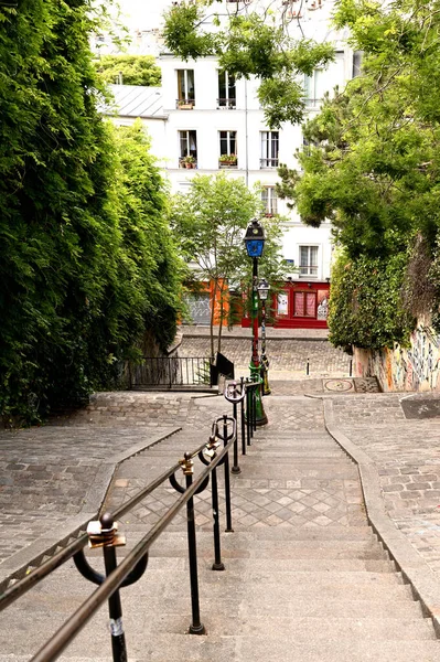 フランス 2021年4月10日 モンマルトルの丘の上のパリの空の階段 — ストック写真