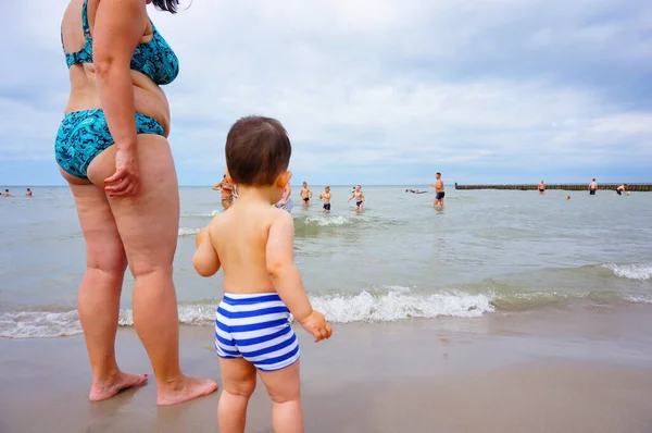 Познан Поланд Июля 2015 Женщина Ребенок Стоят Перед Водой Пляжа — стоковое фото