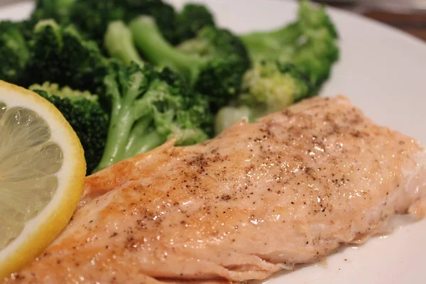 Plato Delicioso Pescado Con Limón Brócoli —  Fotos de Stock