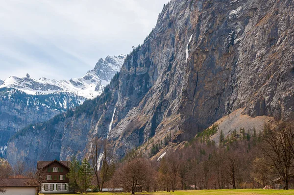 Tiro Horizontal Casa Madeira Sopé Montanha Berna Alpes Suíços Switzer — Fotografia de Stock