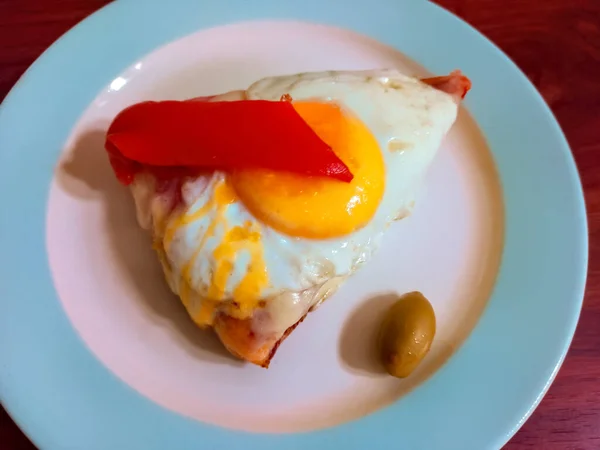 Lezzetli Bir Amerikan Pizzasının Yakından Çekimi Mozzarella Jambon Kırmızı Dolma — Stok fotoğraf