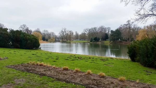 Bela Vista Parque Máscaras Beira Lago Hannover Alemanha Dia Sombrio — Fotografia de Stock