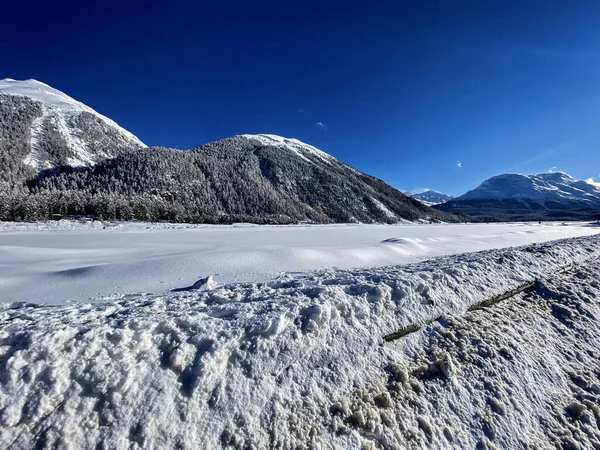 Una Vista Panorámica Campo Nevado Rodeado Colinas Sobre Fondo Azul —  Fotos de Stock