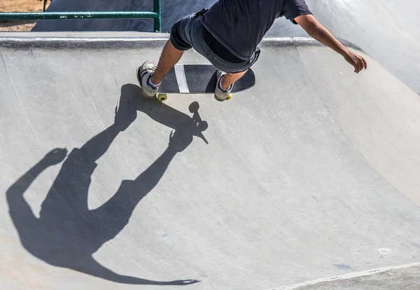 Ένας Σκέιτερ Ανεβαίνει Μια Ράμπα Στο Skatepark Νεαρός Σκέιτερ Έτοιμος — Φωτογραφία Αρχείου