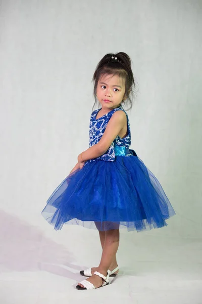Tiro Vertical Uma Adorável Menina Sudeste Asiático Usando Vestido Azul — Fotografia de Stock