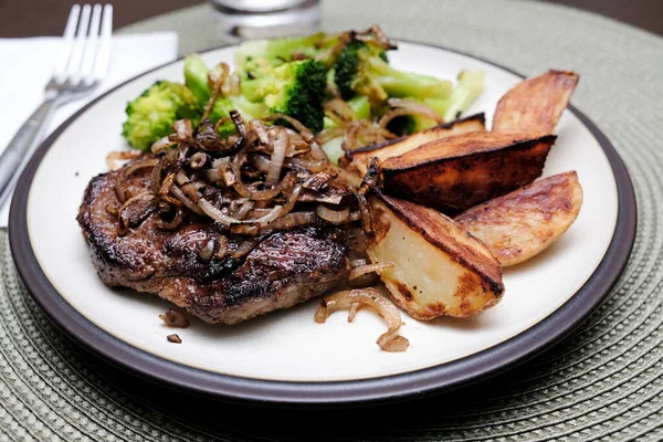 倫理的なステーキとジャガイモ新鮮な有機肋骨の目のステーキは珍しく焼き — ストック写真