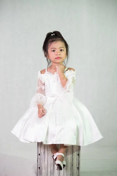 Tiro Vertical Uma Adorável Menina Sudeste Asiático Usando Vestido Branco — Fotografia de Stock