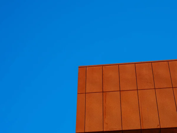 Canto Desenvolvimento Edifício Moderno Contra Céu Azul Claro — Fotografia de Stock