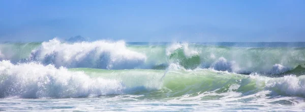 Яростный Волнистый Океан Ясным Голубым Небом Хорошее Место Серфинга — стоковое фото