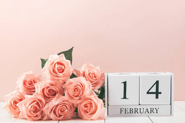 Rosa Rosor Med Februari Vit Kub Trä Kalender Isolerad Rosa — Stockfoto