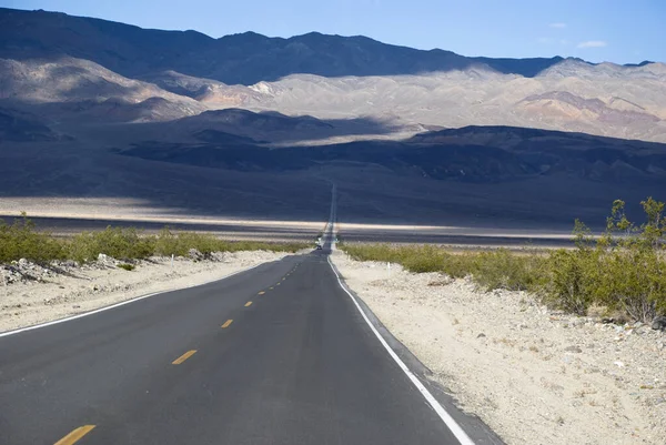 Длинная Прямая Асфальтовая Дорога Через Пустынный Ландшафт Долины Смерти Калифорния — стоковое фото